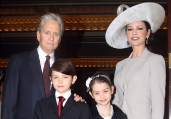 Michael Douglas y Catherine Zeta Jones junto a sus hijos Dylan y Carys